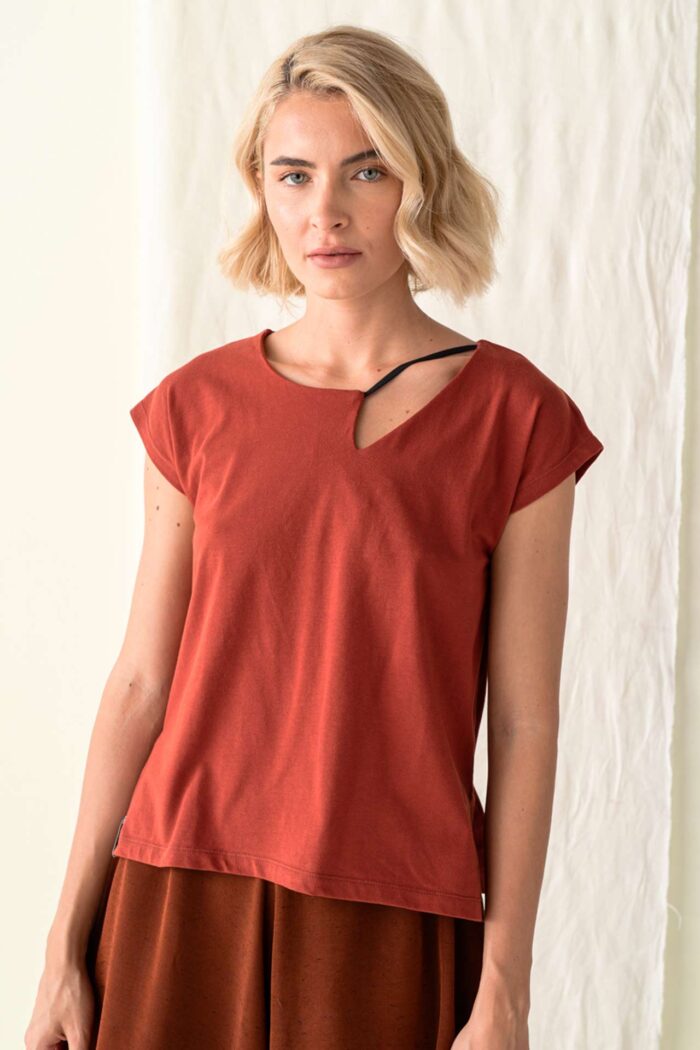 RED AMORGOS SQUARE CUT TOP